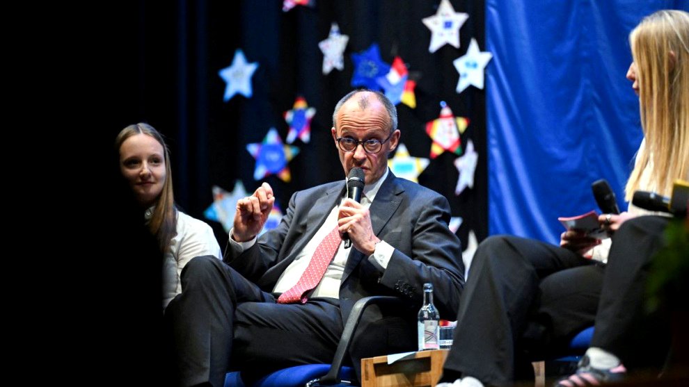 El canciller alemán Friedrich Merz interviene durante un debate con estudiantes en Marsberg.
