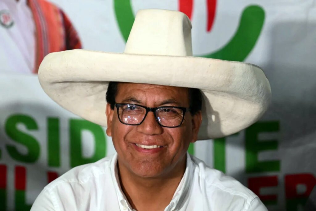 El candidato presidencial Roberto Sánchez, de Juntos por el Perú, en conferencia de prensa tras las elecciones generales.