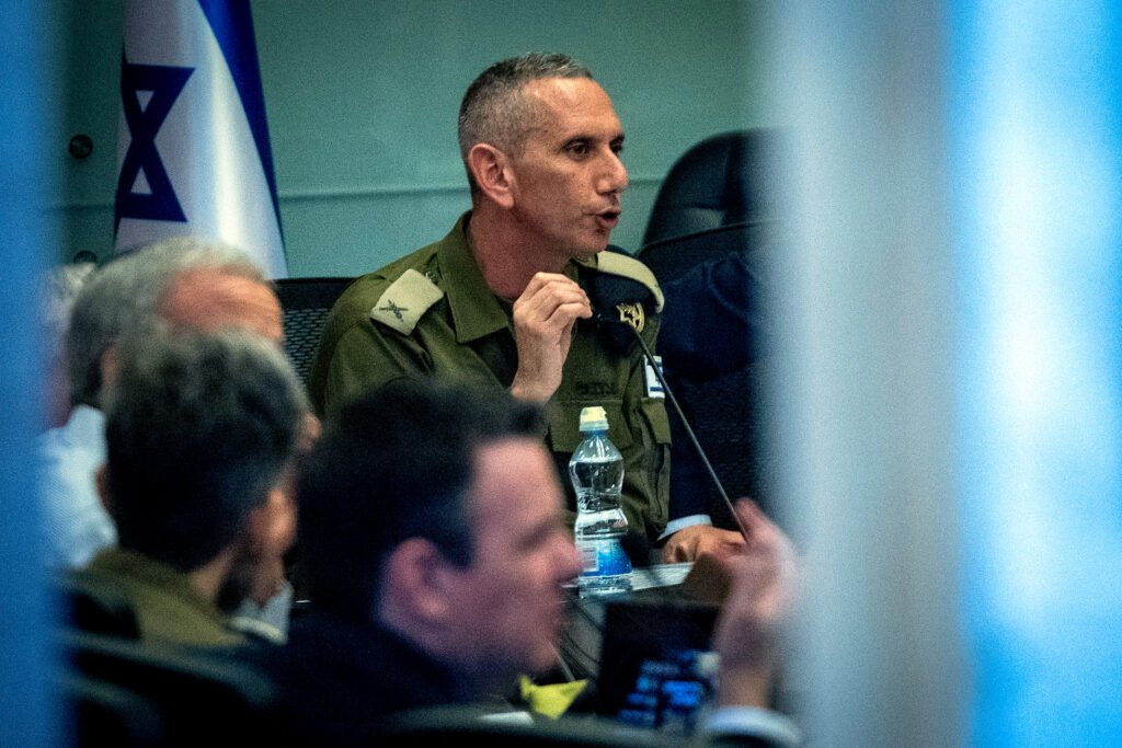 El ex portavoz de las Fuerzas de Defensa de Israel -FDI-, Daniel Hagari, asiste a una reunión del Comité de Defensa y Asuntos Exteriores en el parlamento israelí