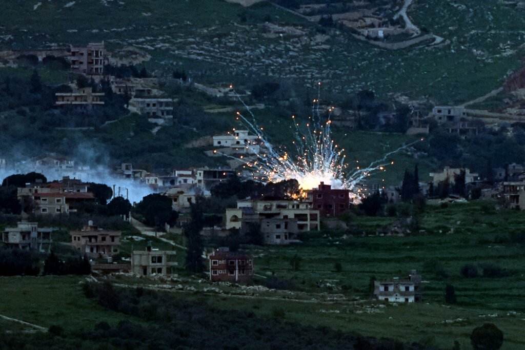 El humo y el fuego se elevan desde el sur del Líbano tras un ataque militar israelí, el 15 de abril de 2026.