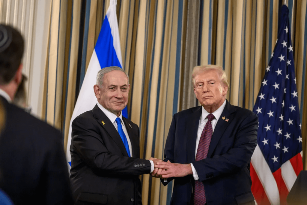 El presidente Donald Trump y el primer ministro israelí Benjamin Netanyahu se dan la mano tras la rueda de prensa conjunta en la que anunciaron el plan de paz estadounidense para la Franja de Gaza.