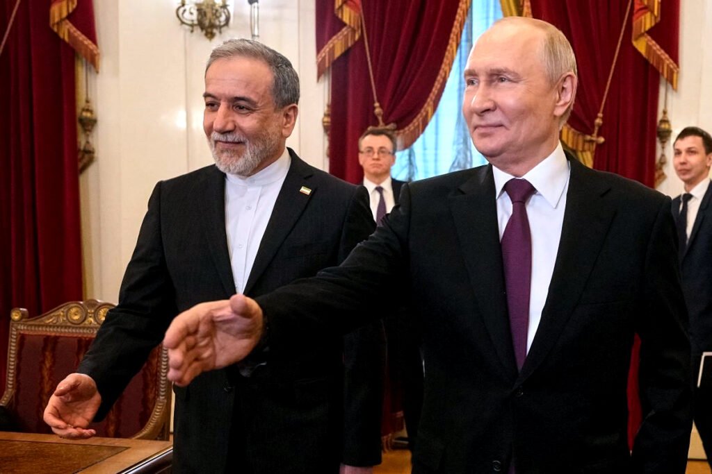 El presidente ruso, Vladimir Putin, y el ministro de Asuntos Exteriores iraní Abás Araqchí.