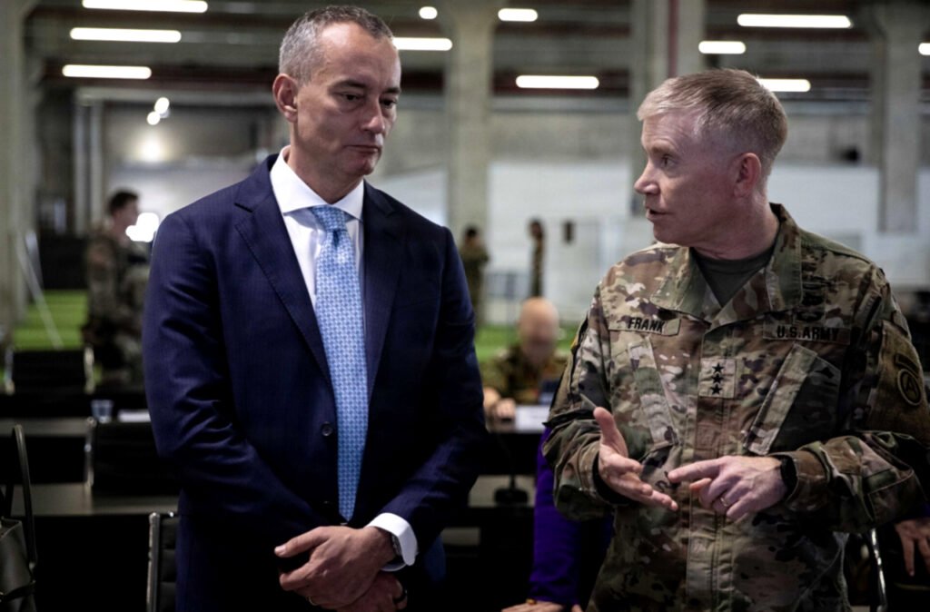 El teniente general del Ejército de EE. UU., Patrick Frank, comandante del Comando Central del Ejército de EE. UU., informa a Nickolay Mladenov, Alto Representante para la Administración de Gaza.