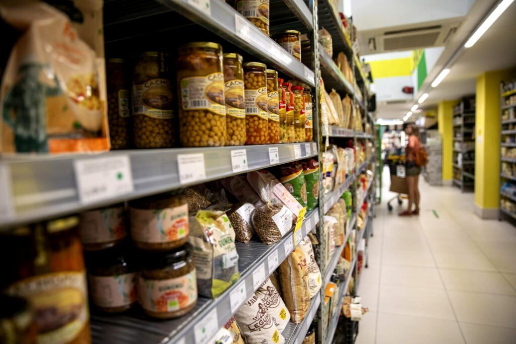 En los lineales del supermercado, envases, colores y palabras a veces evocan sostenibilidad…
