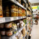 En los lineales del supermercado, envases, colores y palabras a veces evocan sostenibilidad…