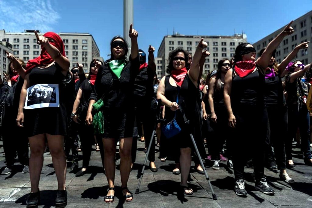 Feminismos antipunitivistas para ‘otra’ agenda de seguridad - Un momento de la performance 'El violador eres tú' en Santiago de Chile.