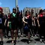 Feminismos antipunitivistas para ‘otra’ agenda de seguridad - Un momento de la performance 'El violador eres tú' en Santiago de Chile.