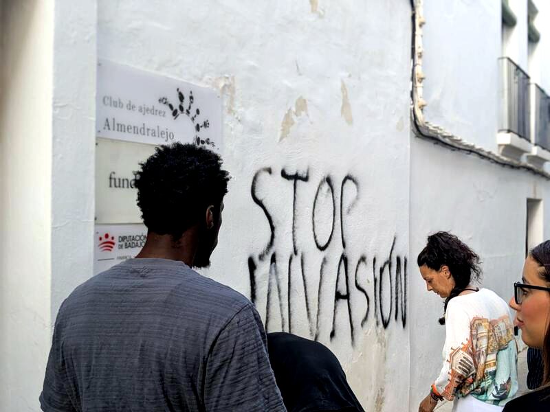Fotografía de la pintada en la sede de la Fundación Ruy López en Almendralejo.