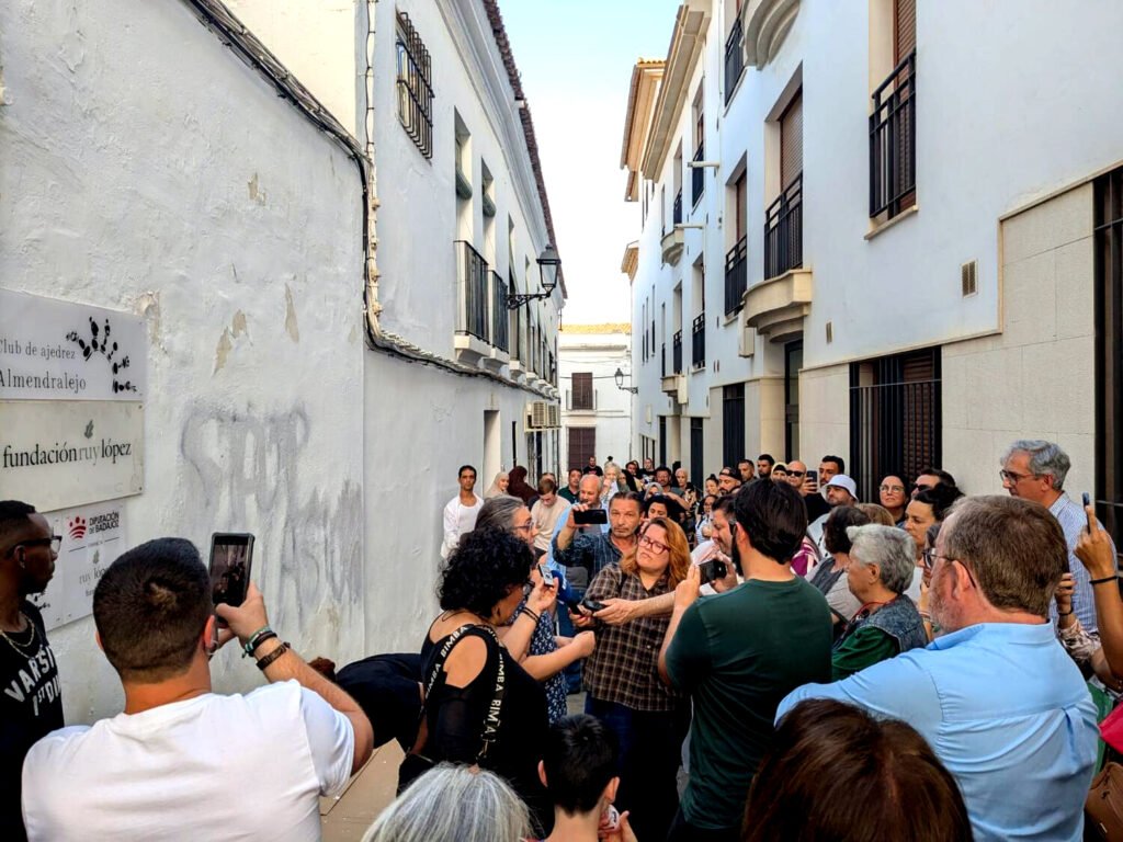 Fotografía del acto para quitar la pintada racista en la sede de la Fundación Ruy López en Almendralejo.
