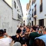 Fotografía del acto para quitar la pintada racista en la sede de la Fundación Ruy López en Almendralejo.