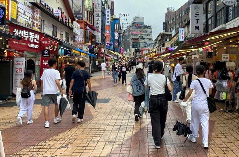 Gente caminando por la calle en Seúl, Corea del Sur.