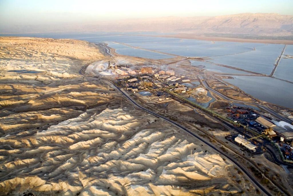 Instalaciones de ICL en el Mar Muerto, de donde extrae buena parte de los minerales que export. Esta compañía israelí trabaja también en la cuenca norte, en la Cisjordania ocupada.