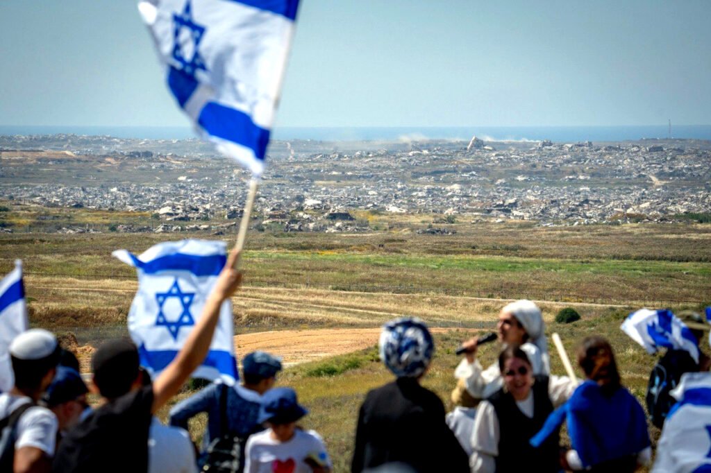 Judíos que apoyan el restablecimiento de los asentamientos israelíes en la Franja de Gaza marchan cerca de la frontera israelí con Gaza, en el sur de Israel.
