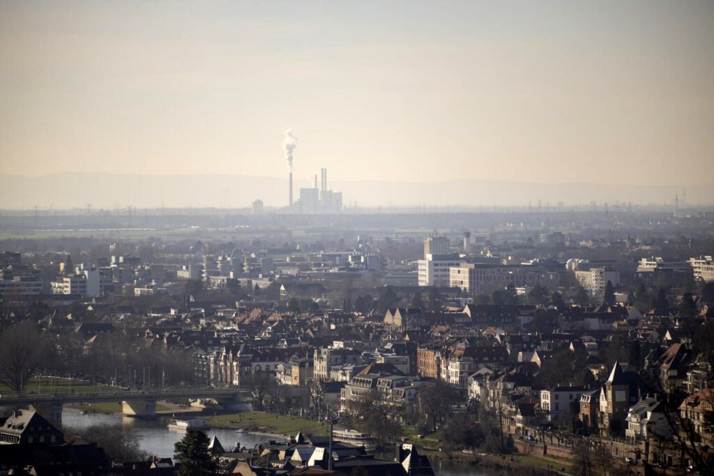 La ciudad de Heidelberg, en primer término, con la zona industrial de Mannheim, al fondo, en el estado de Baden-Württemberg, Alemania.