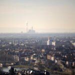 La ciudad de Heidelberg, en primer término, con la zona industrial de Mannheim, al fondo, en el estado de Baden-Württemberg, Alemania.