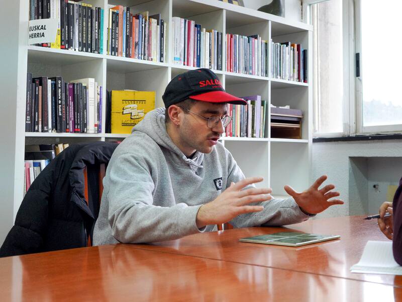 Mateo Zikuta, durante la entrevista, en la liburutegi de Txarraska Gaztetxea.