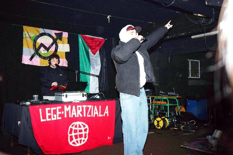 Mateo Zikuta y El Garto, en el escenario de Txarraska Gaztetxea, durante la actuación.