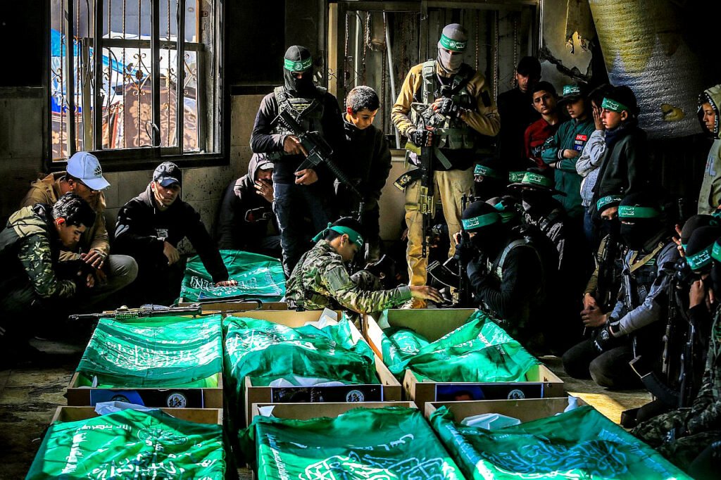 Miembros de Hamás asisten al funeral de combatientes de las Brigadas Al-Qassam que murieron a manos del ejército israelí en los últimos meses, en la mezquita Al-Hajj Musa en Khan Younis.