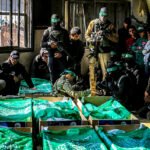Miembros de Hamás asisten al funeral de combatientes de las Brigadas Al-Qassam que murieron a manos del ejército israelí en los últimos meses, en la mezquita Al-Hajj Musa en Khan Younis.