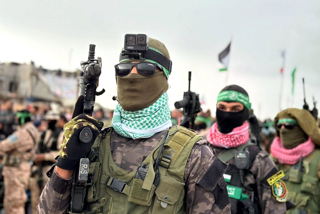 Milicianos de Hamás muestran su fuerza durante la entrega de los cuerpos de los rehenes a la Cruz Roja en Khan Younis, al sur de Gaza.