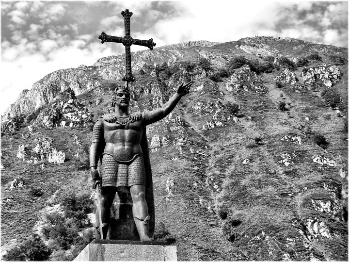 Monumento a Don Pelayo en Covadonga, creado por Gerardo Zaragoza e inaugurado en 1964.