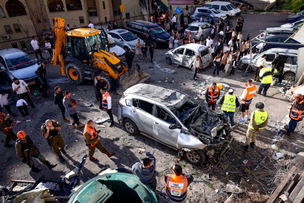 Personal de rescate israelí en el lugar de un ataque con misiles de Hezbolá en Safed, al norte de Israel, el 10 de abril de 2026.