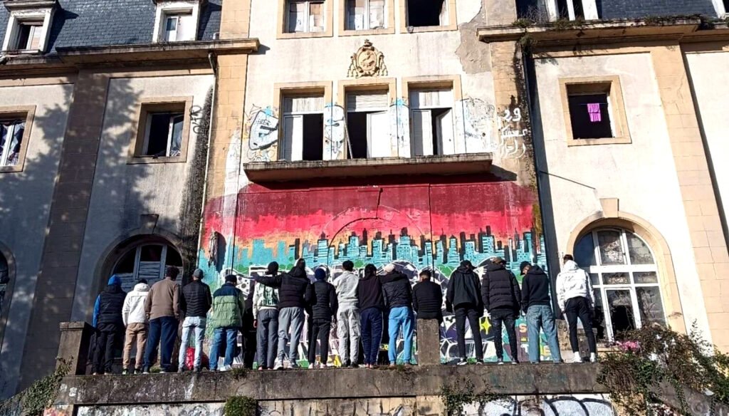 Pretenden desalojar a 111 personas, en su mayor parte migrantes, del antiguo colegio de Martutene.