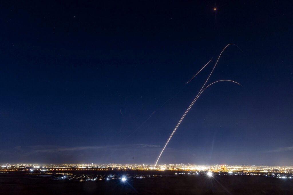Sistema antimisiles dispara interceptores contra misiles iraníes, visto desde el centro de Israel, 28 de febrero de 2026.