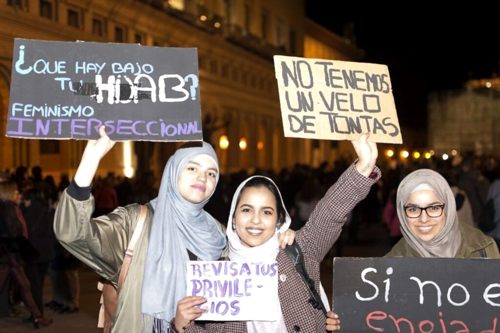 Tres feministas musulmanas en la manifestación de Soria del 8 de marzo de 2018.