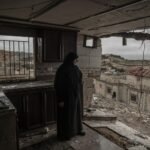 Um Hamed, una mujer libanesa desplazada de Nabi Chit_Al-Nabi Shayth, regresa para inspeccionar lo que queda de su hogar tras varios días de ausencia.