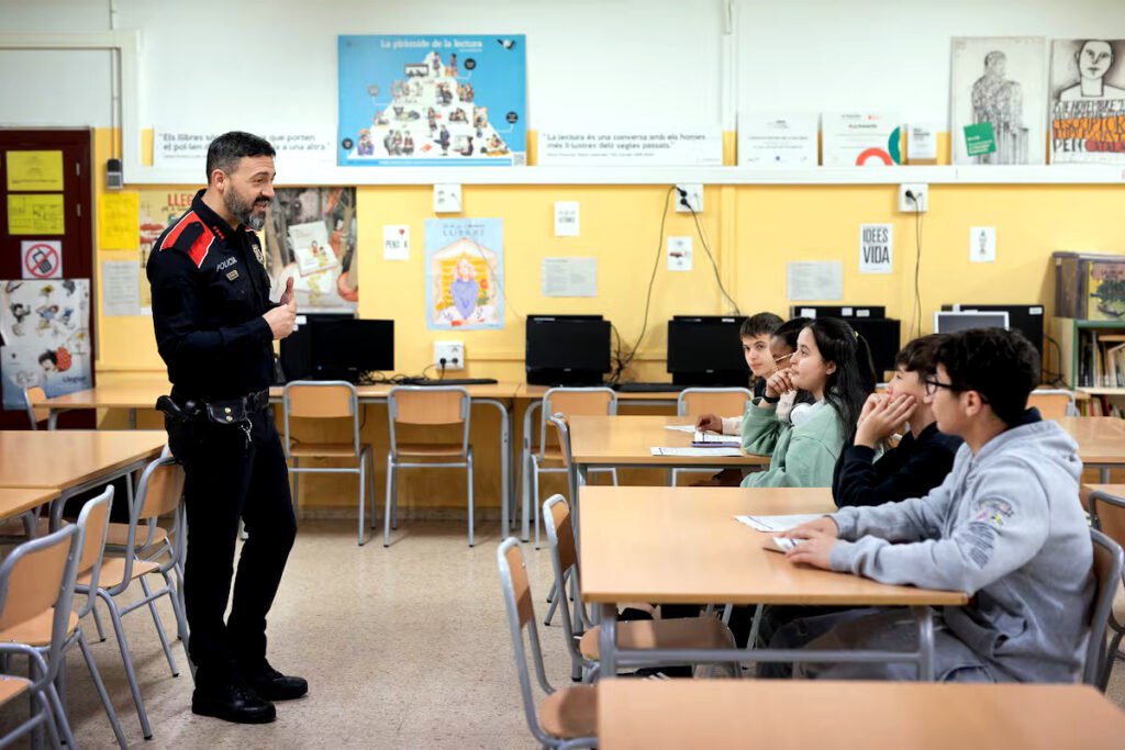 Un agente de los Mossos durante un taller de prevención contra acoso en redes sociales en un instituto de la provincia de Barcelona.
