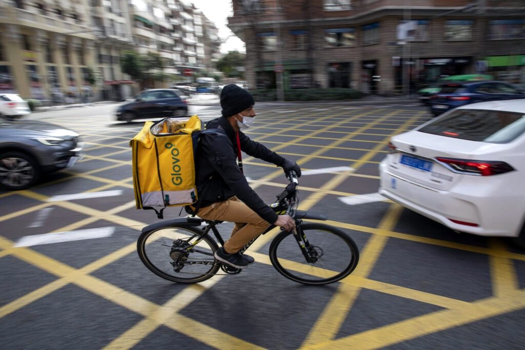Un rider de Glovo en el tráfico madrileño.