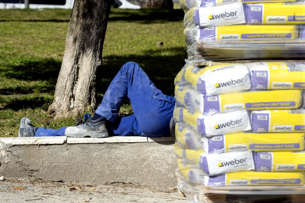 Un trabajador de la construcción descansa tras el almuerzo.