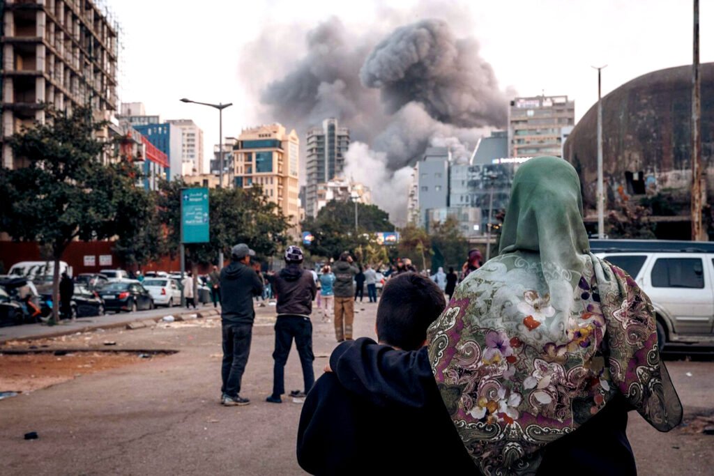 Una madre y su hijo observan el bombardeo de su barrio, en el centro de Beirut, el 12 de marzo.