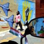 Una mujer pasa junto a un mural antiestadounidense y antiisraelí en Teherán este 21 de abril de 2026.