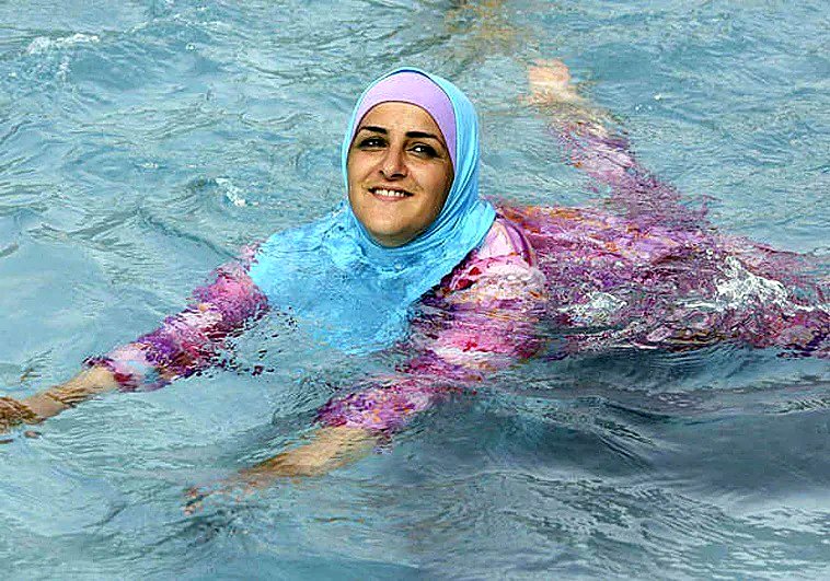 Una mujer turca ataviada con un 'burkini' en una piscina berlinesa.