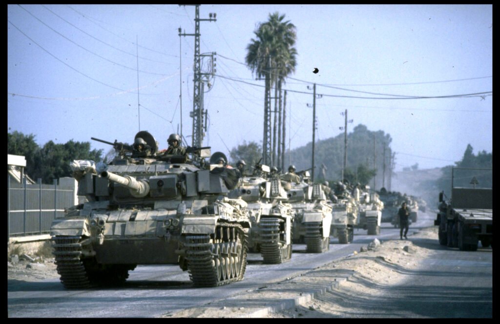 Vehículos de transporte de tropas israelíes viajan hacia el sur a través de Sidón antes del redespliegue de las fuerzas israelíes en el Líbano, el 4 de septiembre de 1983.
