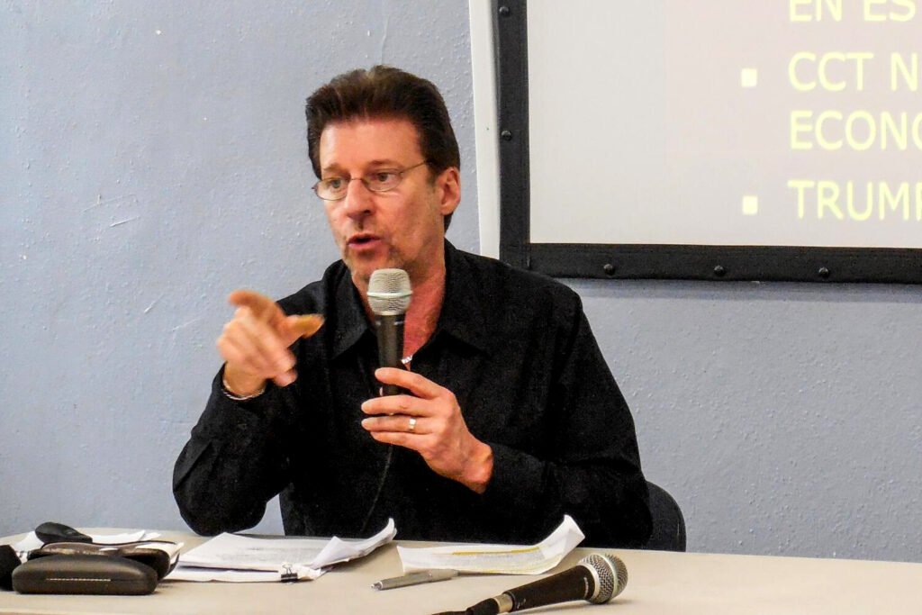 William I. Robinson, durante el Foro Binacional de Educacion Política y Sindical en el Centro Laboral de UCLA, Los Angeles, en 2017.