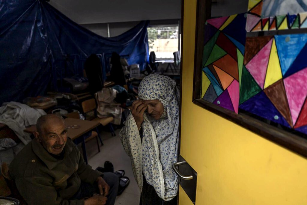 Una pareja de ancianos, desplazados por la fuerza, en la habitación donde se refugian con su familia, en un albergue temporal para desplazados internos y comparten alojamiento con otras 400 familias en Beirut.