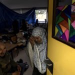Una pareja de ancianos, desplazados por la fuerza, en la habitación donde se refugian con su familia, en un albergue temporal para desplazados internos y comparten alojamiento con otras 400 familias en Beirut.
