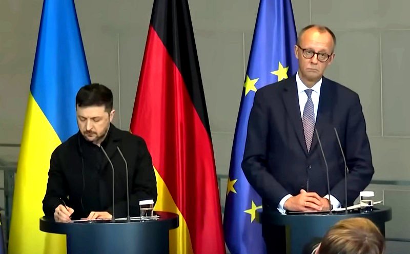 Zelenski y Merz en una rueda de prensa a finales de 2025,