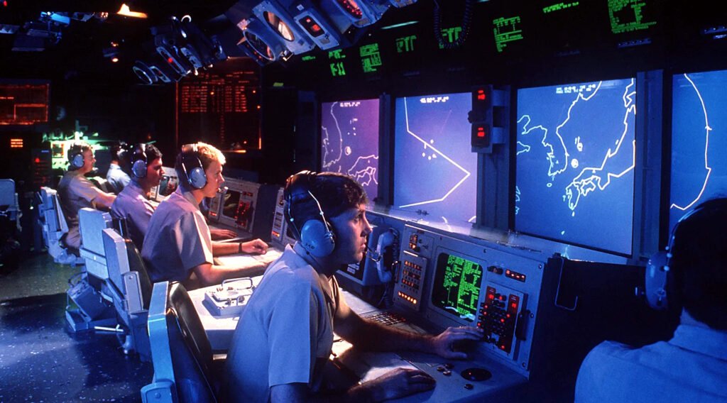 El sistema de combate Aegis se muestra a bordo del USS Vincennes (CG-49), el buque de guerra cuya tripulación confundió el vuelo 655 de Iran Air con un avión de combate atacante y lo derribó en 1988, matando a las 290 personas a bordo.