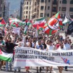 Desde Global Sumud Euskal Herria han afirmado que las imágenes "hablan por sí solas", y han recordado que en los anteriores recibimientos a miembros de la flotilla, también en el aeropuerto, "nunca hubo problemas".