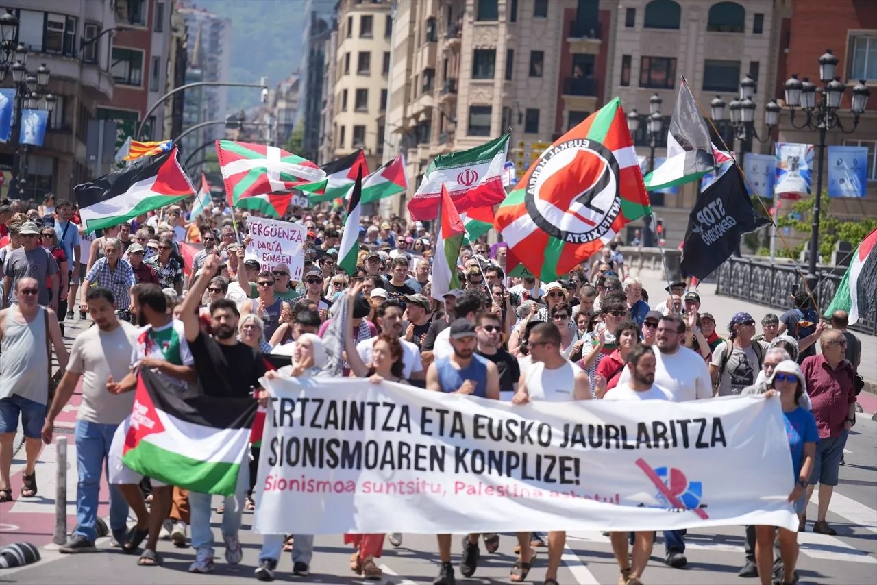 Manifestación en Bilbao para denunciar los incidentes de Loiu y criticar la actuación de la Ertzaintza