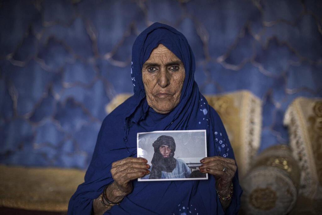 Um El Fadli, de 70 años, sostiene una foto de su hijo, fallecido el año pasado por un derrame cerebral mientras participaba en una operación militar. El Fadli vivió la huida tras la Marcha Verde y recuerda el abandono español con dolor y rabia. Su marido trabajaba para una empresa española, ella tenía DNI español y ahora vive en una jaima en el campamento de Auserd mientras la guerra que la trajo aquí también la ha dejado sin su hijo casi medio siglo después. Jairo Vargas.