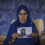 Um El Fadli, de 70 años, sostiene una foto de su hijo, fallecido el año pasado por un derrame cerebral mientras participaba en una operación militar. El Fadli vivió la huida tras la Marcha Verde y recuerda el abandono español con dolor y rabia. Su marido trabajaba para una empresa española, ella tenía DNI español y ahora vive en una jaima en el campamento de Auserd mientras la guerra que la trajo aquí también la ha dejado sin su hijo casi medio siglo después. Jairo Vargas.