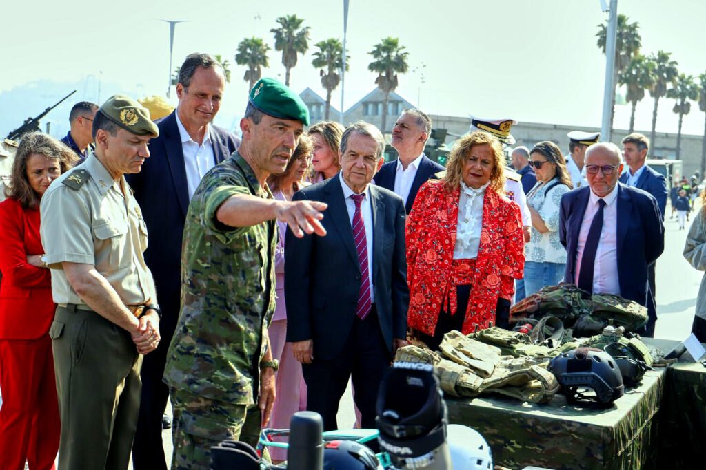 El presidente del Porto de Vigo, Carlos Botana; el general jefe del Mando de Apoyo a la Maniobra (MAM) del Ejército de Tierra, Marcial González Prada; el alcalde de Vigo, Abel Caballero; y el delegado del Gobierno, Antón Losada, en una de las exhibiciones militares de esta semana en Vigo.