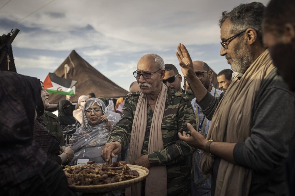 Brahim Gali es desde 2016 el líder del Frente Polisario y el presidente de la República Árabe Saharaui Democrática (RASD). Es una figura carismática. Uno de los fundadores del Frente Polisario en 1973, participó en las primeras manifestaciones contra las autoridades españolas en los 70, por lo que fue detenido y encarcelado en varias ocasiones. También participó en la primera acción militar saharaui contra el Ejército español y fue ministro de Defensa y comandante de una región militar durante la guerra contra Marruecos hasta el alto el fuego del 91. En 2020, ante la presión de los jóvenes saharauis, dio por rota la tregua y el Polisario reemprendió los ataques a posiciones marroquíes. Su evacuación a España para ser tratado en secreto tras contraer la COVID-19 desató la ruptura de relaciones entre Madrid y Rabat que solo terminó con el criticado giro de Pedro Sánchez abogando por la autonomía saharaui bajo soberanía marroquí como solución al conflicto. Jairo Vargas.