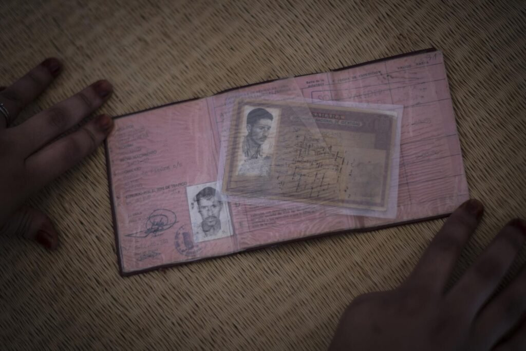 Hay infinidad de documentos como estos en los campamentos saharauis de Argelia. DNI, carnés de conducir, tarjetas identificativas de trabajadores de empresas españolas, incluso cartillas militares de saharauis que formaron parte de las fuerzas armadas españolas antes de la ocupación marroquí. Son la prueba documental no solo del abandono, sino del olvido deliberado, de una deuda pendiente de Estado español con este pueblo. Tras medio siglo, el Congreso de los Diputados debate una iniciativa legislativa que daría acceso a la nacionalidad española a los nacidos en el Sáhara Occidental antes de 1976 y a sus descendientes. Jairo Vargas.