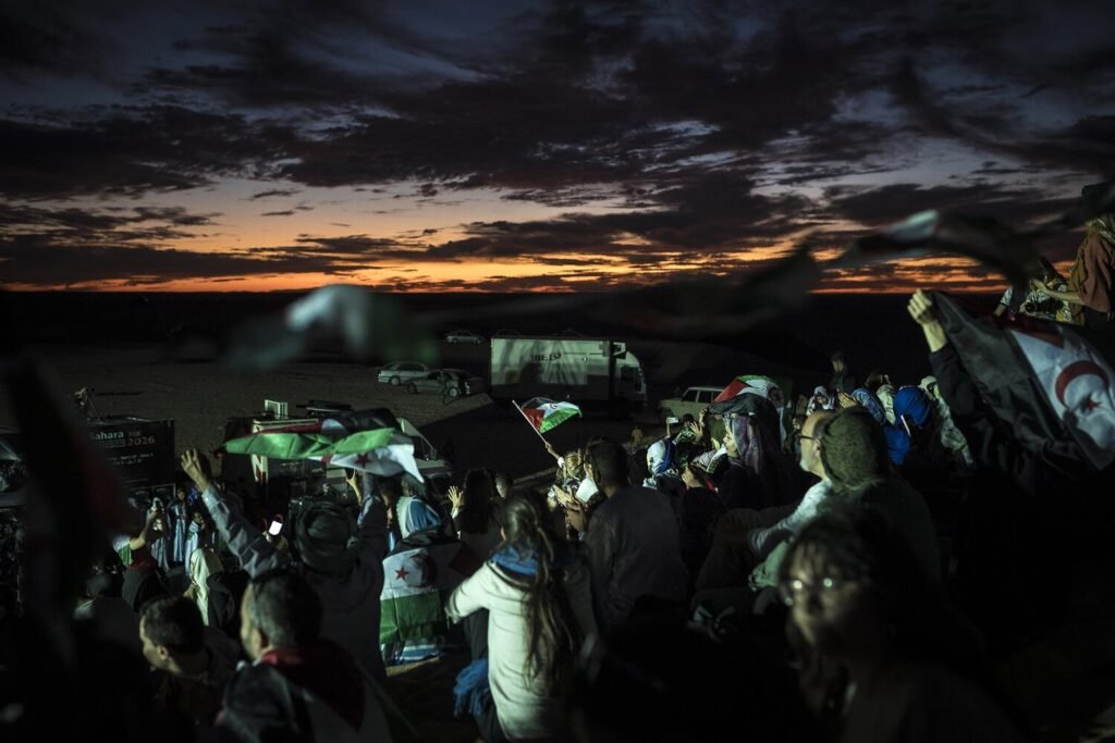 Decenas de personas asisten a una de las actividades del Fisáhara 2026, celebrado en el campamento de Auserd. Este festival es una de las citas más importantes del año para los saharauis. No solo ofrece actividades culturales a la población refugiada en mitad del desierto, sino que sirve para que se hable del conflicto en los medios. Jairo Vargas.